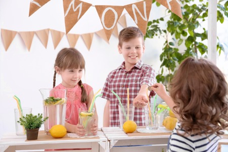 kids at lemonade stand