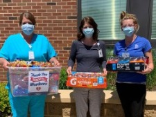 3 Citizens Bank Minnesota workers helping at food drive